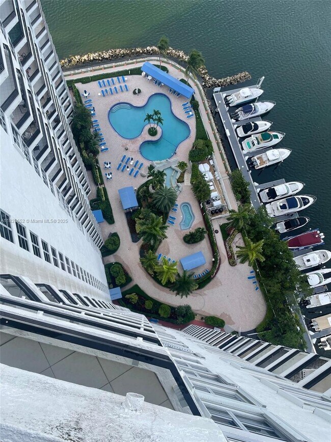 Foto del edificio - 3530 Mystic Pointe Dr
