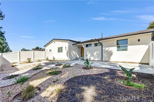 Foto del edificio - 18225 Chatsworth St