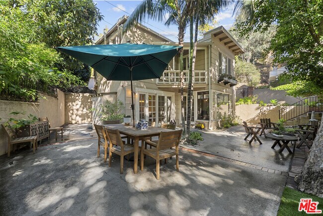 Foto del edificio - 2377 N Beverly Glen Blvd
