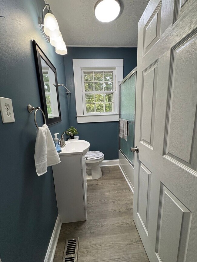Building Photo - Charming 2-Bedroom Home in Fayetteville, N...