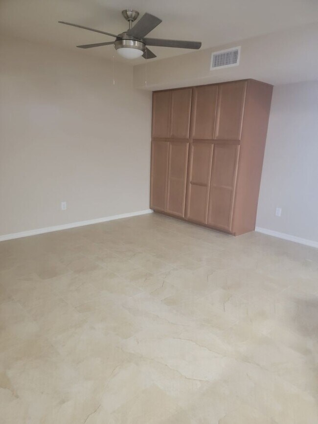 Building Photo - Beautifully remodeled townhouse