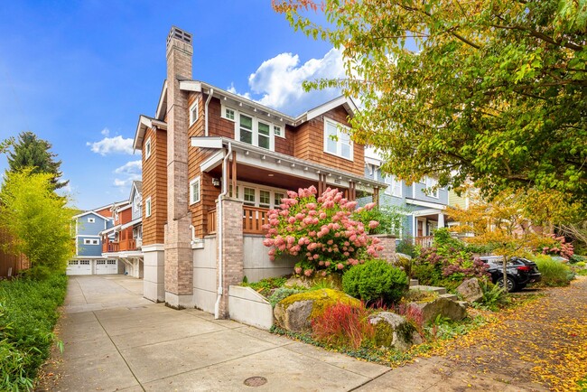 Foto del edificio - 2 Bedroom 2 1/2 Bath in Gorgeous Greenlake