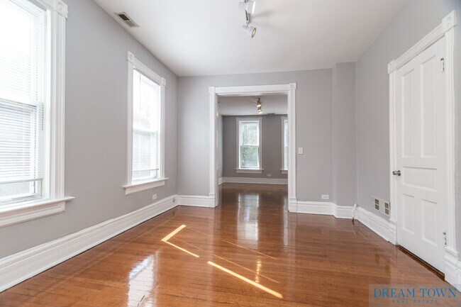 Building Photo - 1148 W Addison St