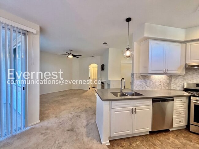 Building Photo - 2 Bed, 2 Bath Condo with Detached Garage / Pet-Friendly / Vouchers Accepted / Available Soon!
