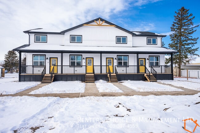 Building Photo - Newer Pet Friendly Townhouse Near Taber Amenities with Parking