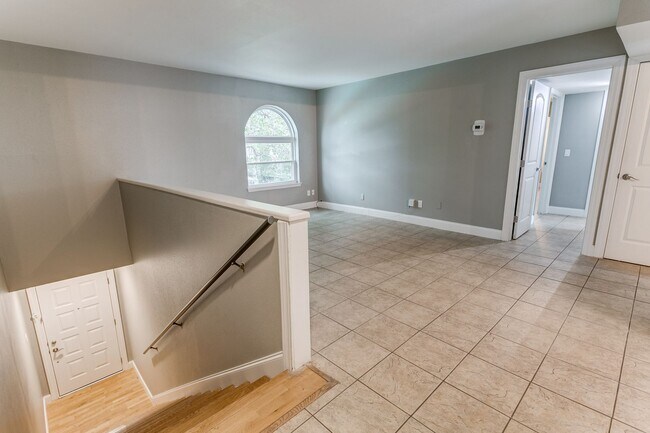 Foto del edificio - 2-BEDROOM CONDO AT OLMOS PARK TOWNHOMES