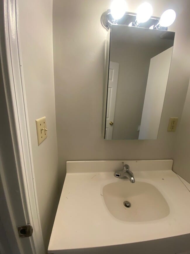 Building Photo - 10 Belmont St