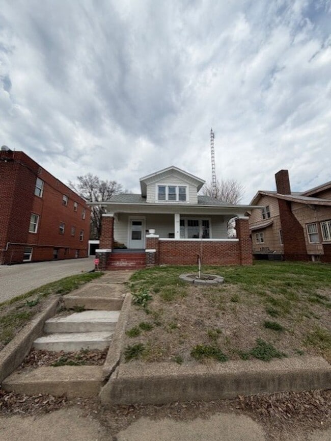 Building Photo - 135 W Locust St