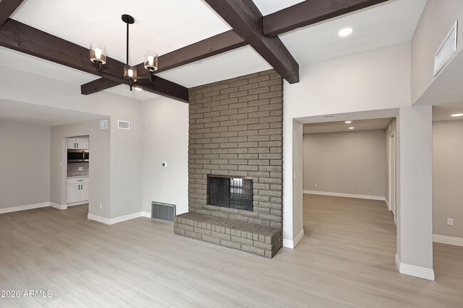 Building Photo - 2131 E Geneva Dr