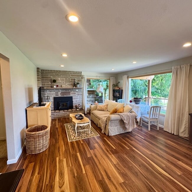 Building Photo - Beautiful lakeview home for rent