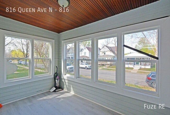 Building Photo - 816 Queen Ave N