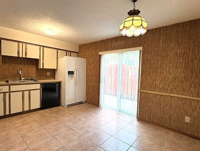 Building Photo - Cozy 2 Bedroom First Floor Condo!