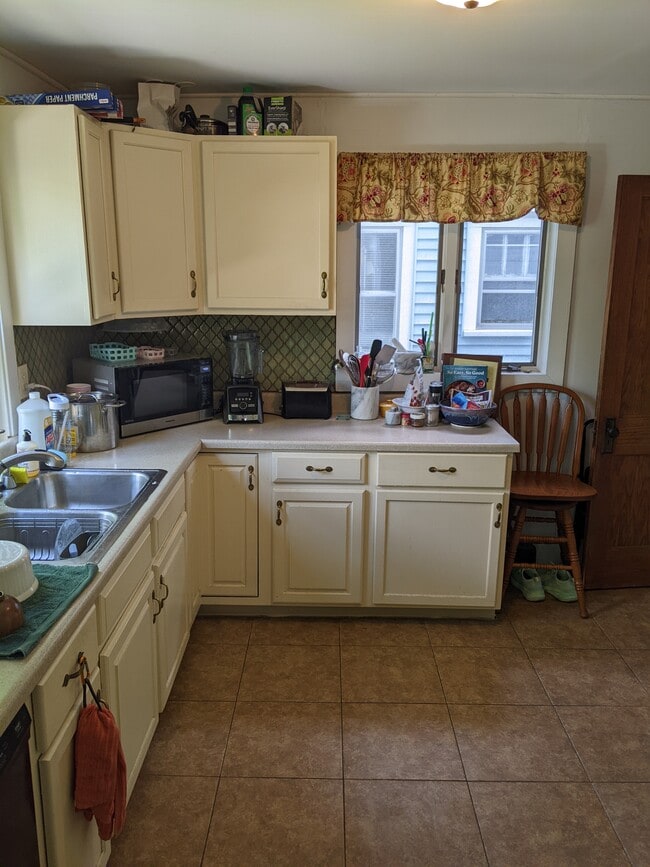 Kitchen - 1228 W Barnes Ave