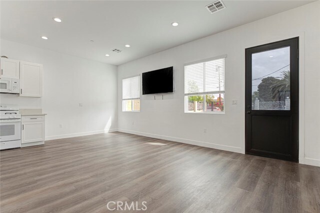 Building Photo - 6831 Bellaire Ave