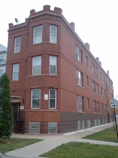 Primary Photo - 3535 W Medill Ave