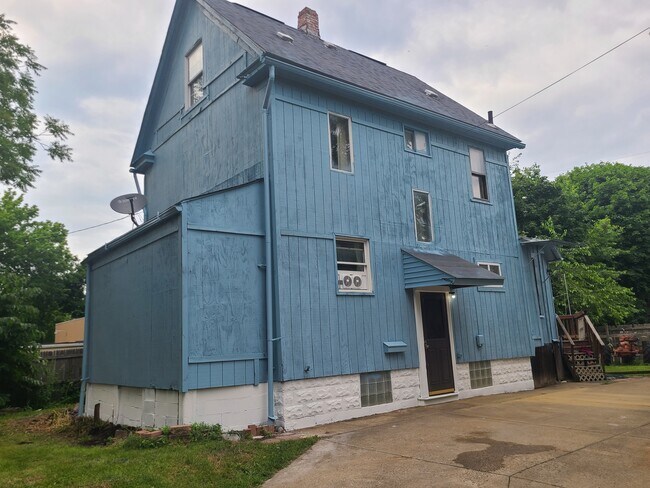 Building Photo - 817 Clay Dr