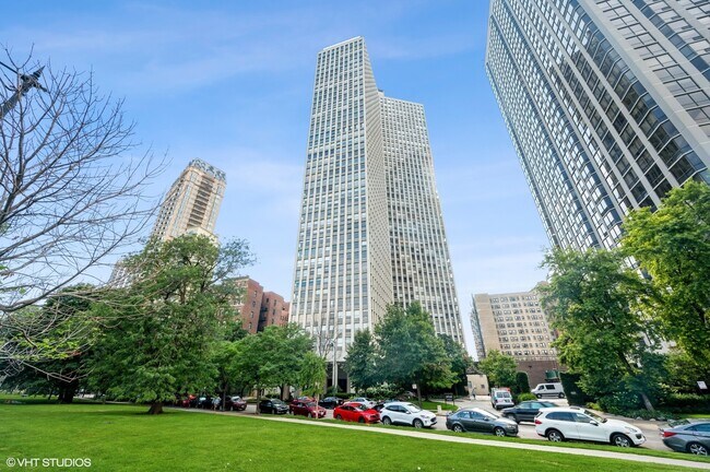 Foto del edificio - 2626 N Lakeview Ave