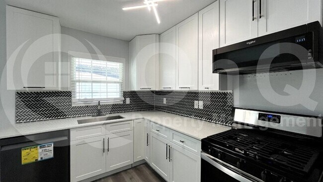 Building Photo - 1700 Debbie Dr