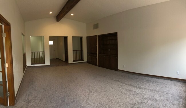 Foto del edificio - Large 3-Bedroom with Vaulted Ceilings