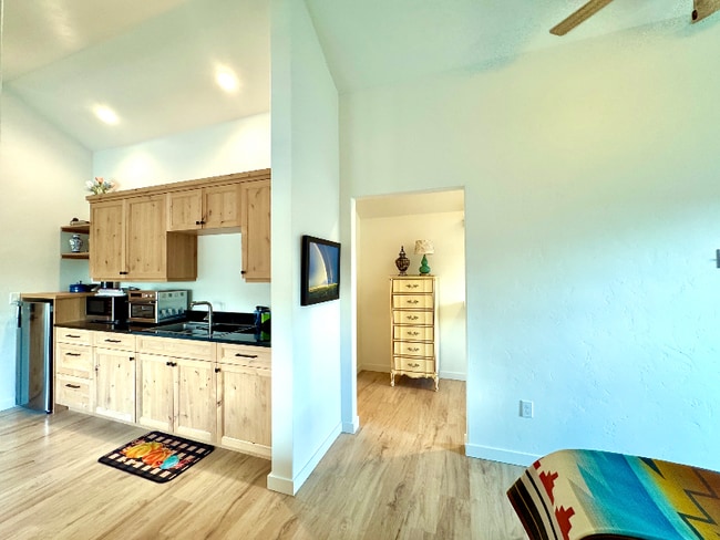 Building Photo - 1120 Holt Dr