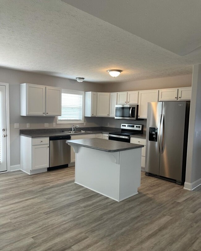 Building Photo - 488 Labrador Dr