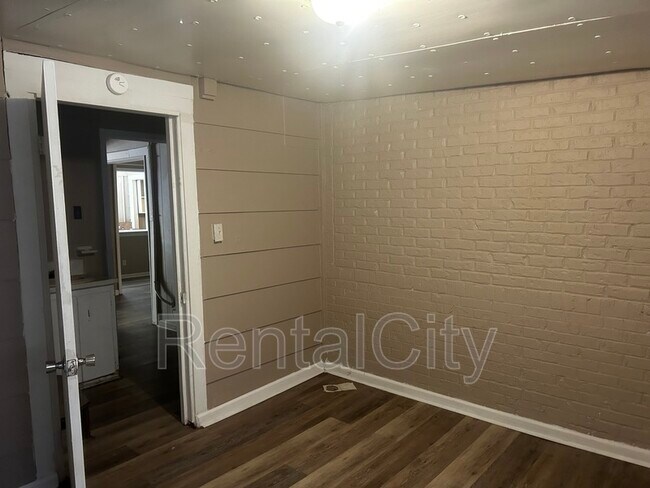 Foto del edificio - 16 Malone Rd