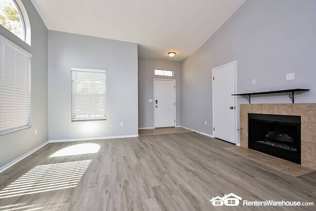 Foto del edificio - NEWLY Remodeled three bathroom two bath si...