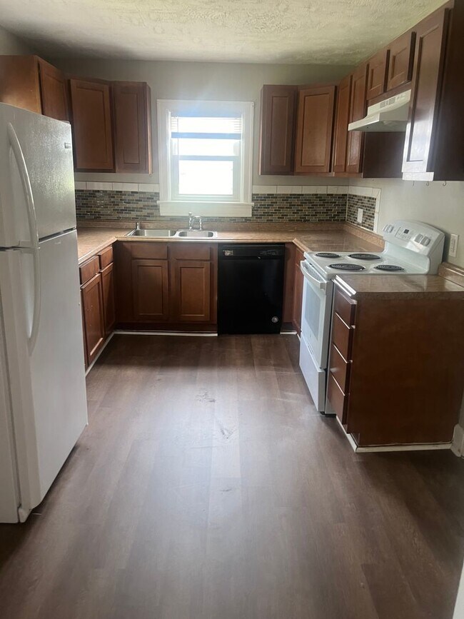 Building Photo - Your New Home Awaits!