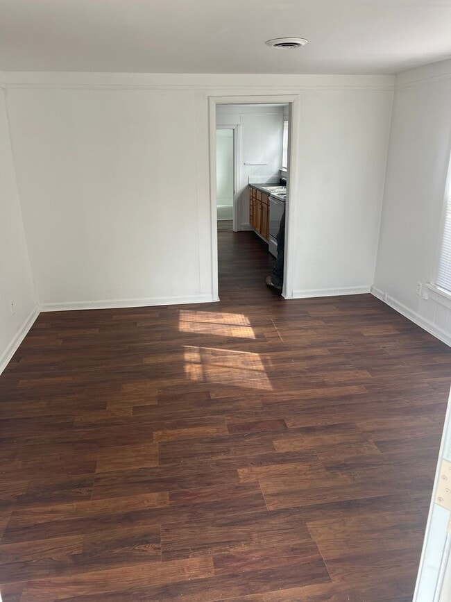 Foto del edificio - 2 bed 1 bath on quite street