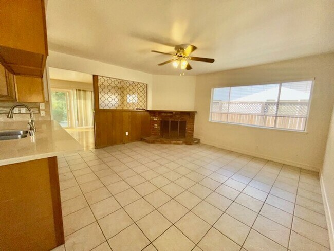Foto del edificio - Spacious updated home in Hidden Valley nei...
