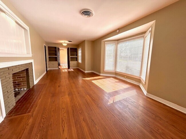 Foto del edificio - Coming Soon 10/8/25! Charming and spacious...