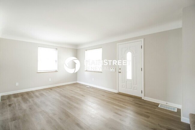 Building Photo - 4 Bedroom Pet-Friendly Home in Cincinnati, OH with Main Street Renewal