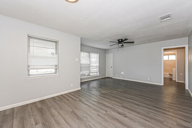 Building Photo - 3 BR/1BA | Updated Single Family Home | 1-Car Garage  | Large Backyard!
