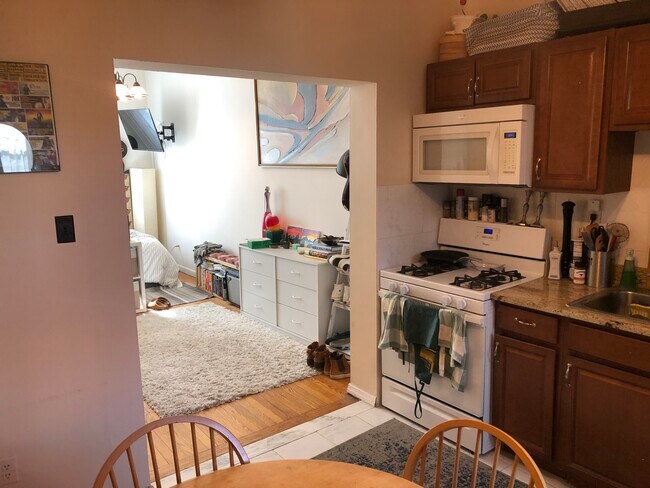 Entry to kitchen - 104 7th St