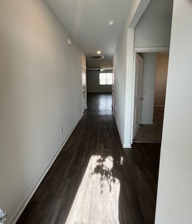 Building Photo - Stunning, Pet Friendly Home!