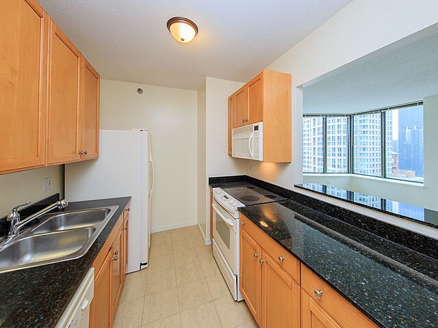 Building Photo - River North - 2 bed/1.5bath with balcony