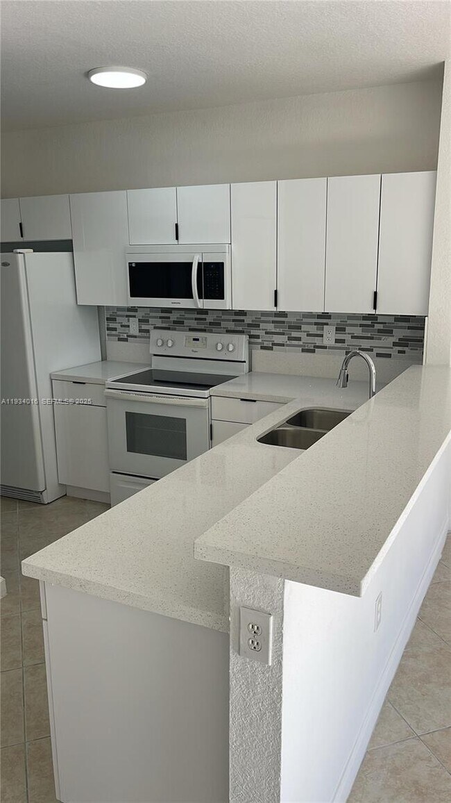 Foto del edificio - 3390 NE 13th Cir Dr