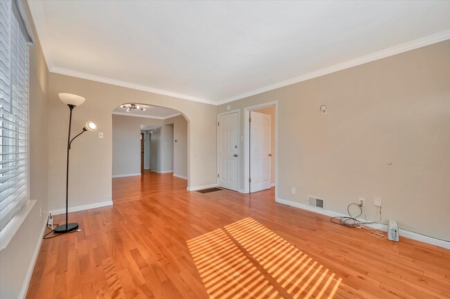 Building Photo - 735 2nd Ln