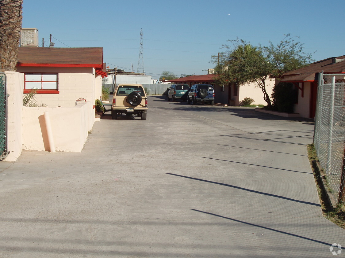 Primary Photo - 2828 W Buckeye Rd