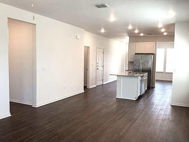 Building Photo - 469 Pebble Bend
