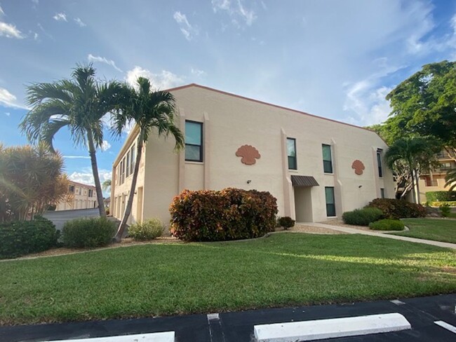 Building Photo - 3 bedroom 2 bathroom condo in Cape Coral