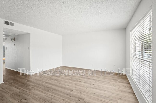 Building Photo - 2111 Holly Hall St