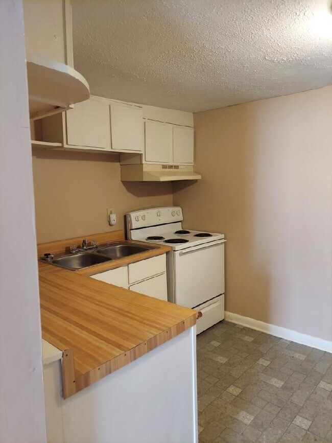Kitchen - 465 Winsley St