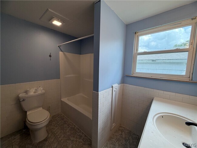 Building Photo - 551 E Gansevoort St