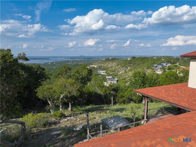 Foto del edificio - 2000 Village Oak