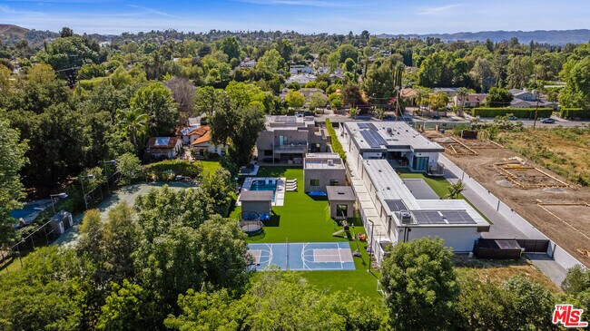 Foto del edificio - 5826 Corbin Ave
