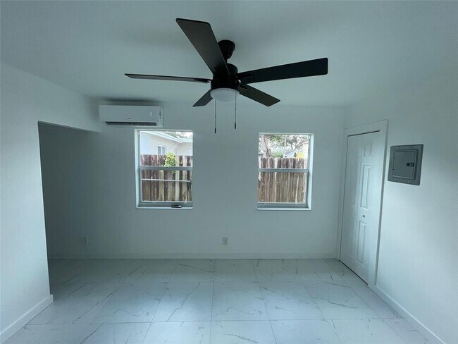 Foto del edificio - 5731 SW 53rd Ter