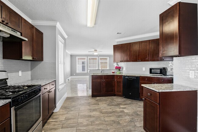 Foto del edificio - 2811 Oakland Brook St