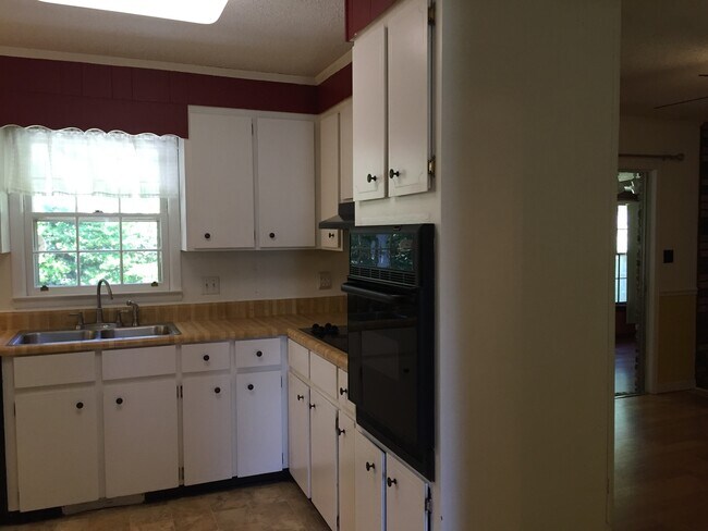 Building Photo - Freshly Updated Brick Ranch on Spacious Co...