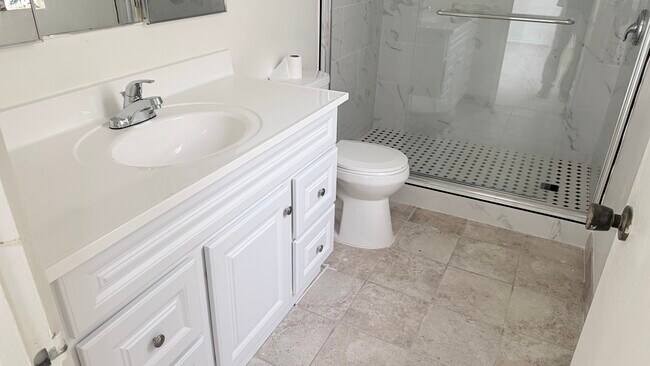 Baño y ducha completamente nuevos con azulejos y lavabo nuevos. - 7617 De Longpre Ave